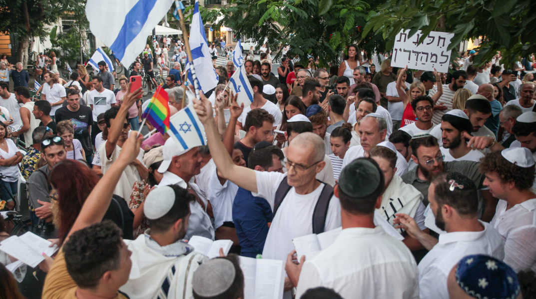 Dueling activists clash at public Orthodox Yom Kippur service in Tel Aviv