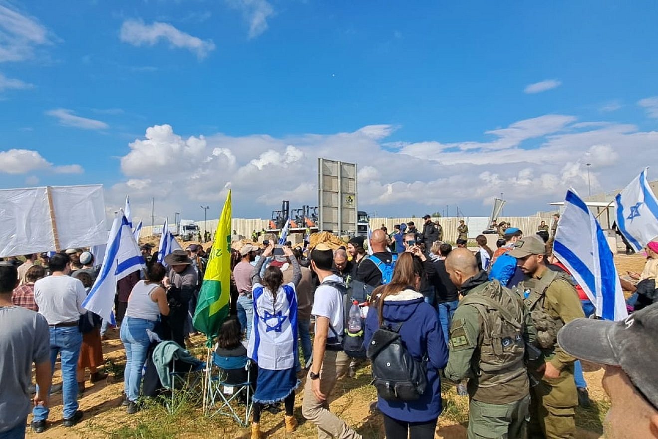 Four arrested on 6th day of protests at Kerem Shalom crossing