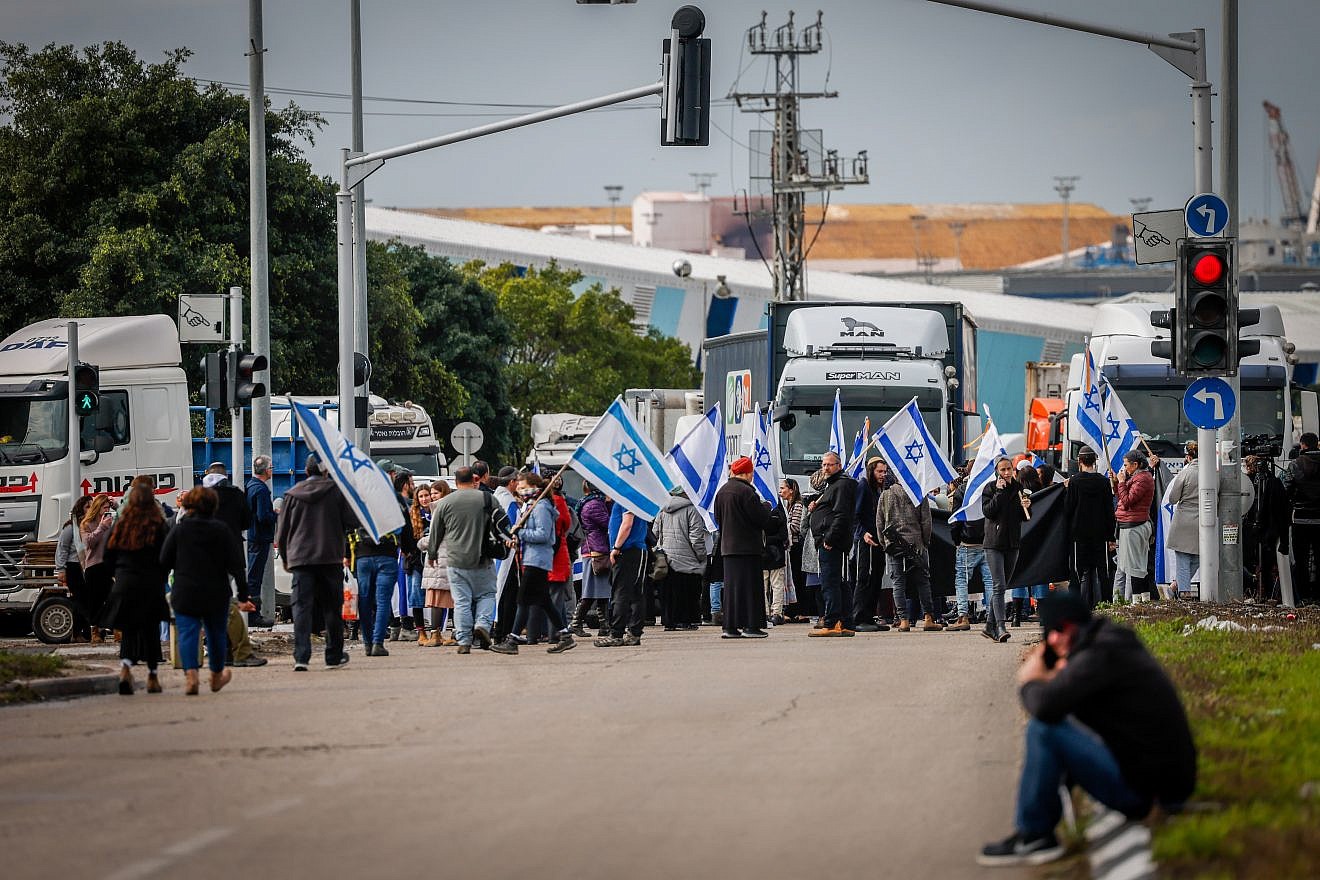 Hundreds of anti-Gaza aid activists block trucks at Ashdod Port 