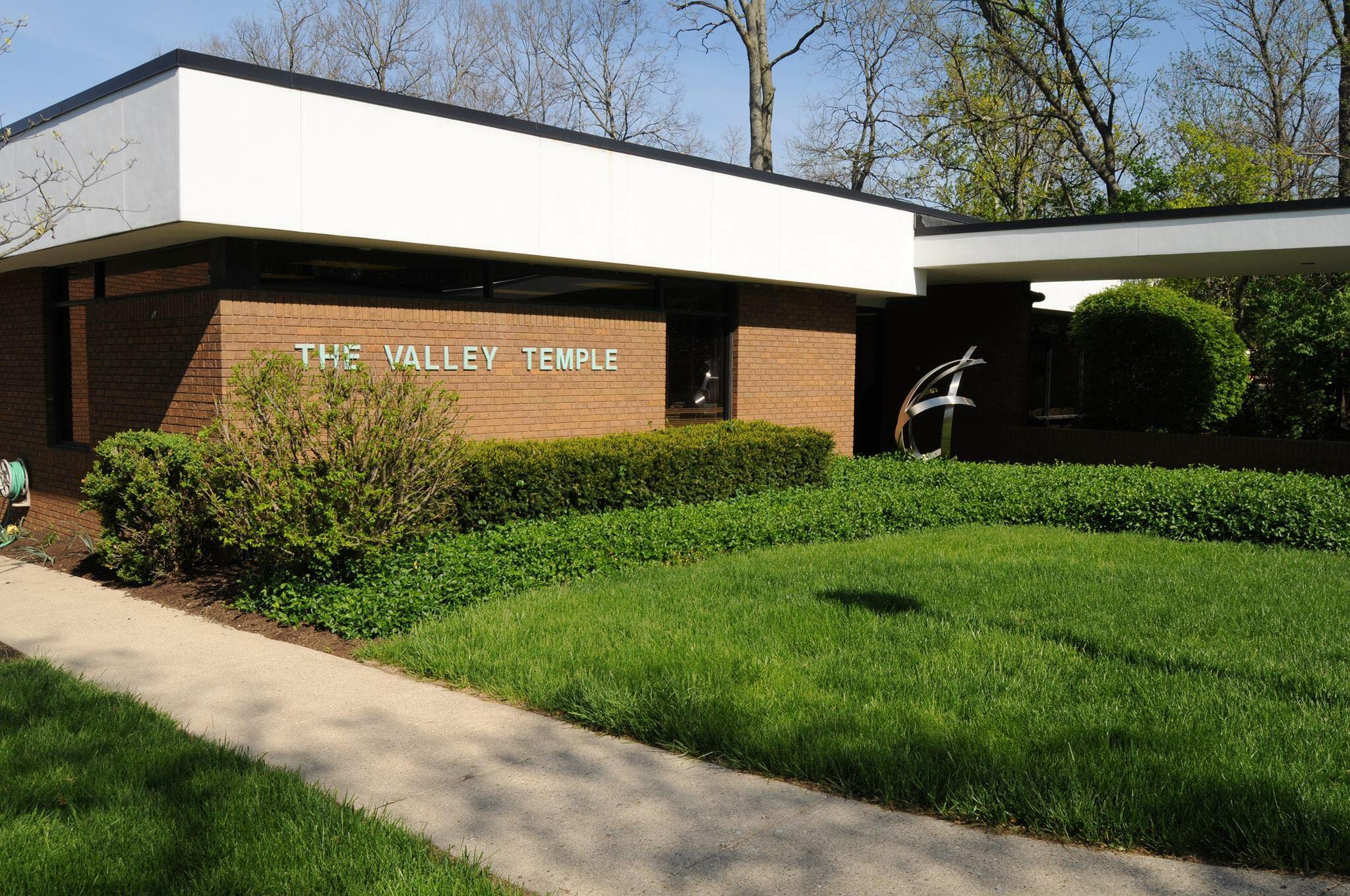 Friday Night Shabbat enthusiastically welcomes Valley Temple