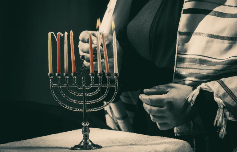 Are there special synagogue services during Chanukah?