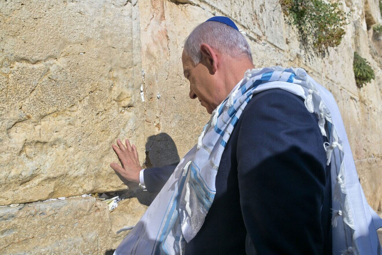 Netanyahu gives thanks at Western Wall following US attack on Iran