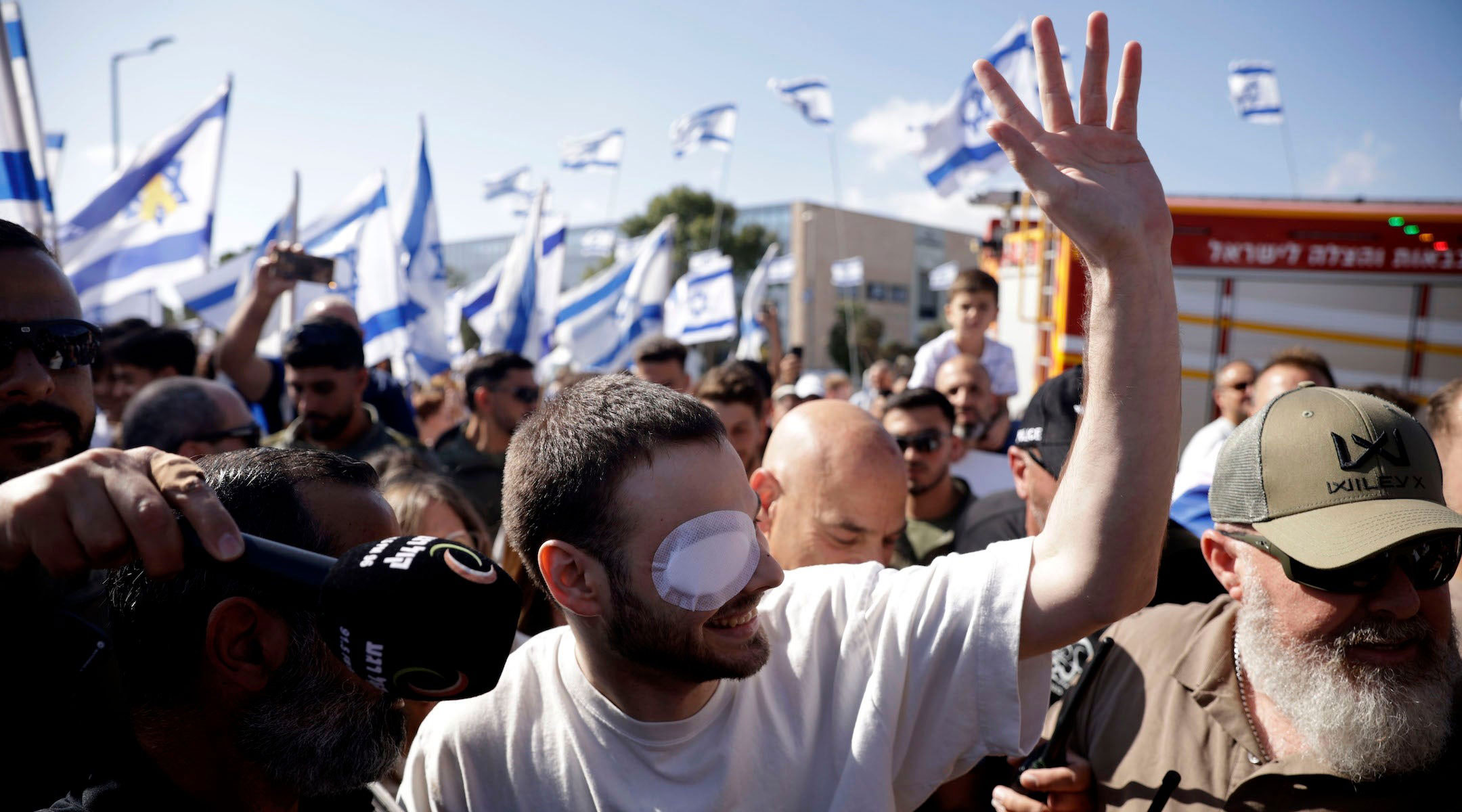 Freed hostage Alon Ohel plays piano on Israeli sketch comedy show ‘Eretz Nehederet’